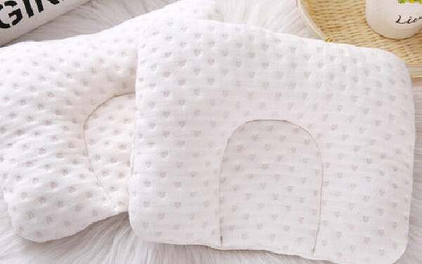 婴儿的枕头如何选择，材质、牌子都要考虑