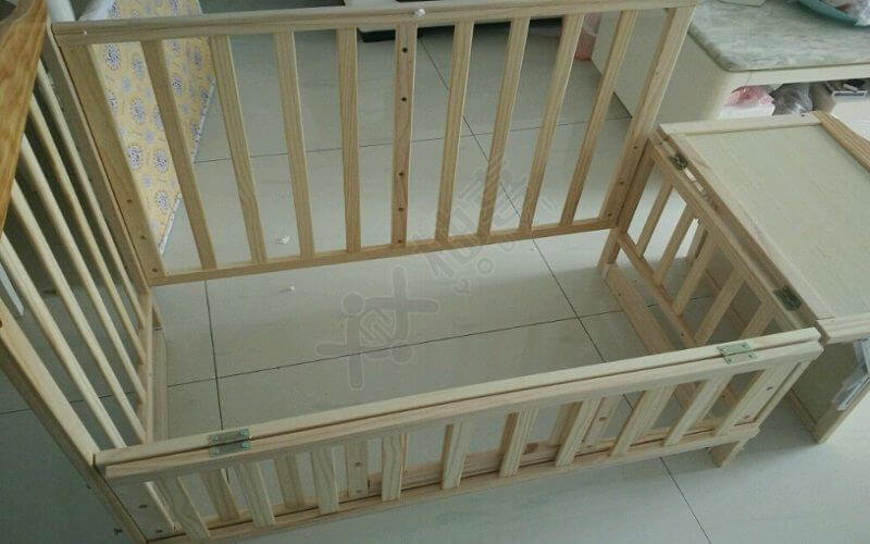 婴儿床组装前需要先确定位置
