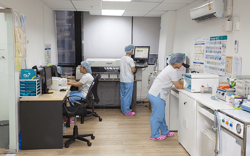 泰国第一试管婴儿中心的实验室