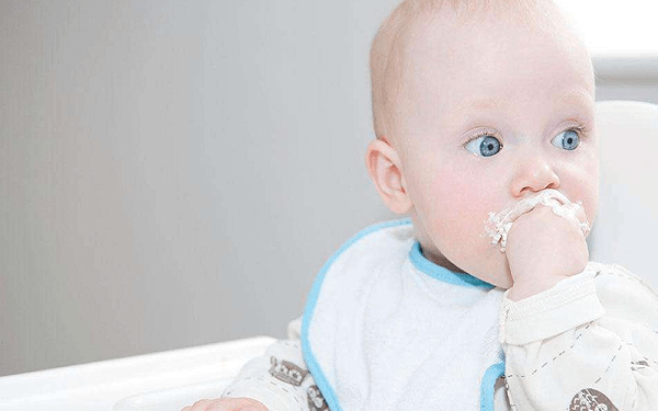 十年儿医分享4大防止宝宝吃手的方法，还不赶快收藏!