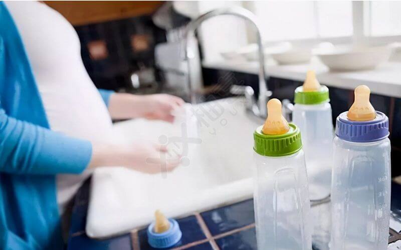 清洗奶瓶时最好是使用奶瓶清洁剂