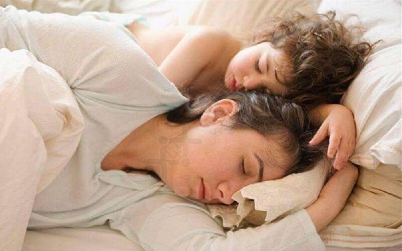 婴儿睡觉时翻白眼是因为正在发育阶段