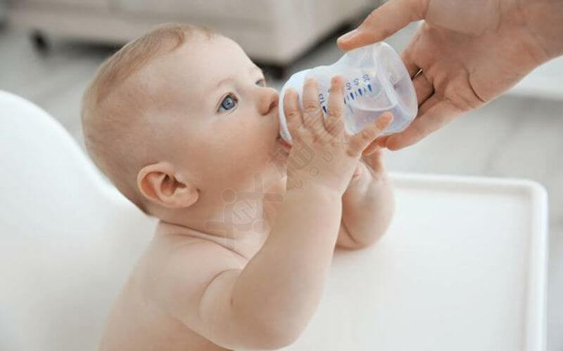 宝宝喝水一般用勺子和奶瓶