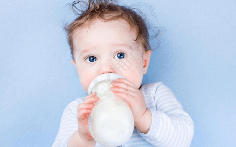 混合喂养的宝宝在两次喂食之间喝水