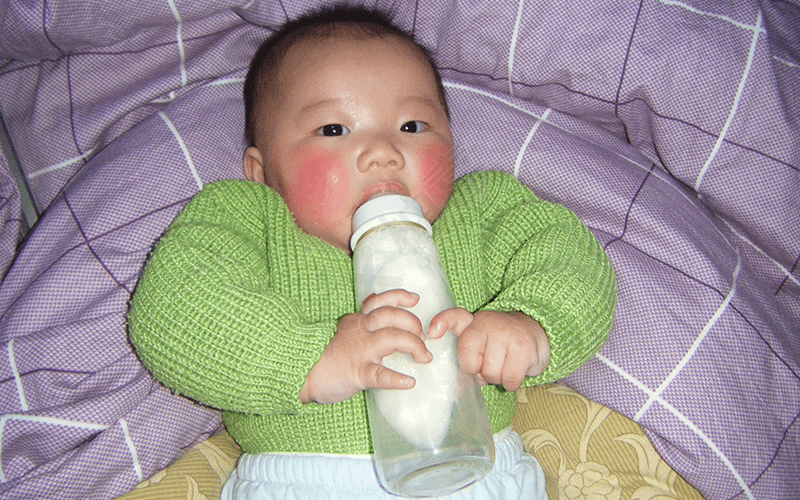 不同月龄的宝宝要用不同型号的奶嘴