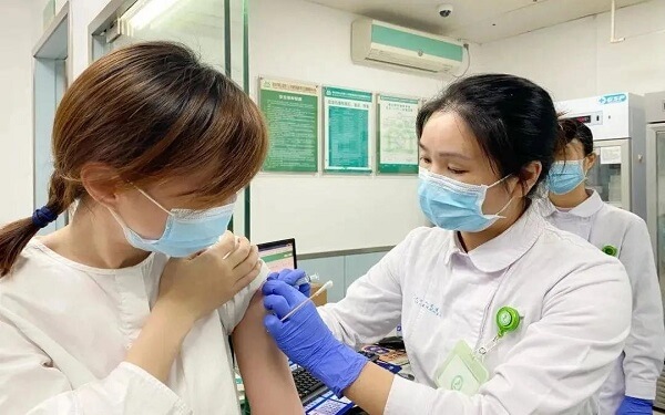 新冠疫苗孕妇接种、不良反应，中疾控首席专家王华庆回复
