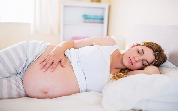 怀孕八个月睡姿的注意事项，平躺还是侧卧一文说清
