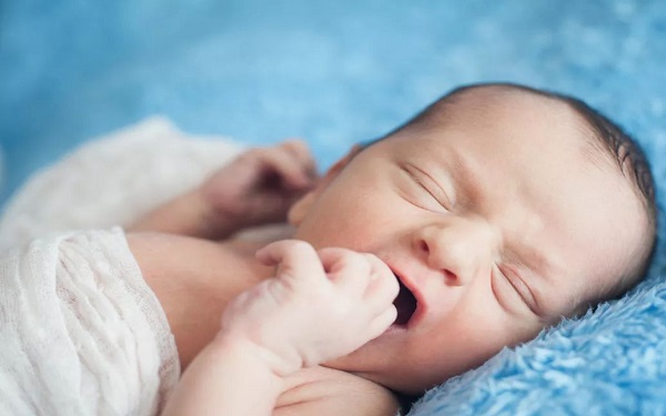 新生儿体温低的3大症状，有这些表现可不是闹着玩的！