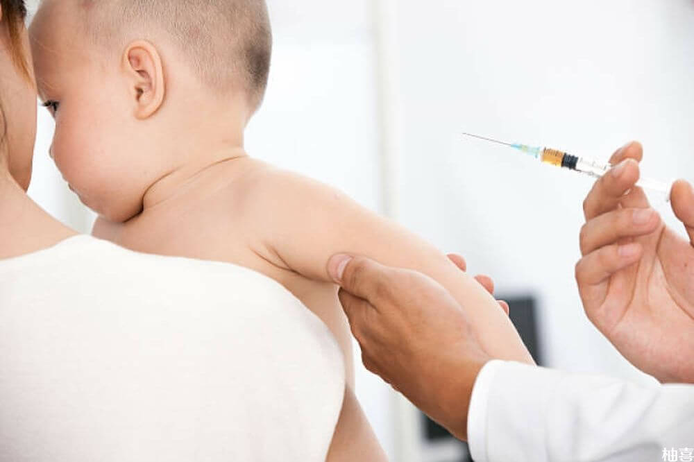 接种疫苗的宝宝打针部位可能会红肿