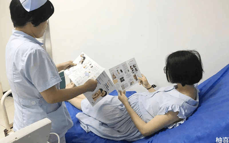 孕妇在医院检查看手册
