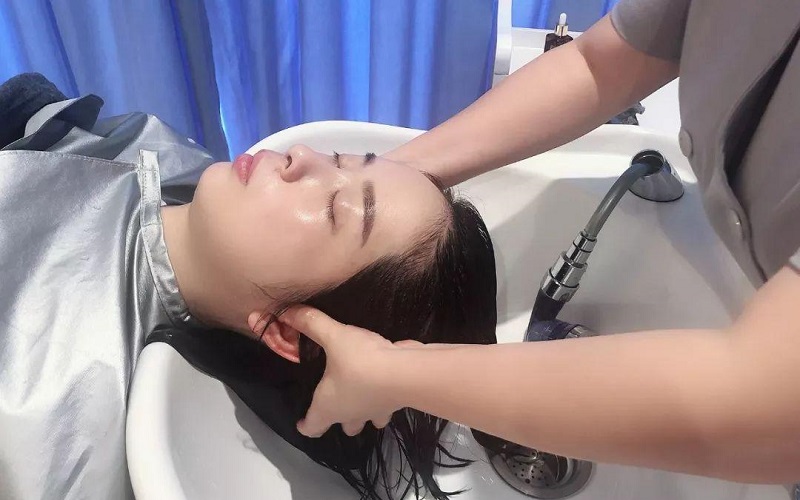 哺乳期妇女正确洗头姿势图