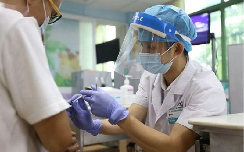 上海集爱试管医生给患者注射药物