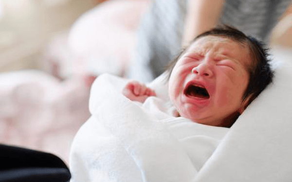 新生儿睡觉突然抽搐几秒正常吗？