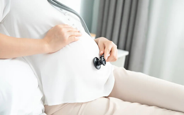 宝宝胎心位置与体位关联大，出现这3种情况谨防是臀位