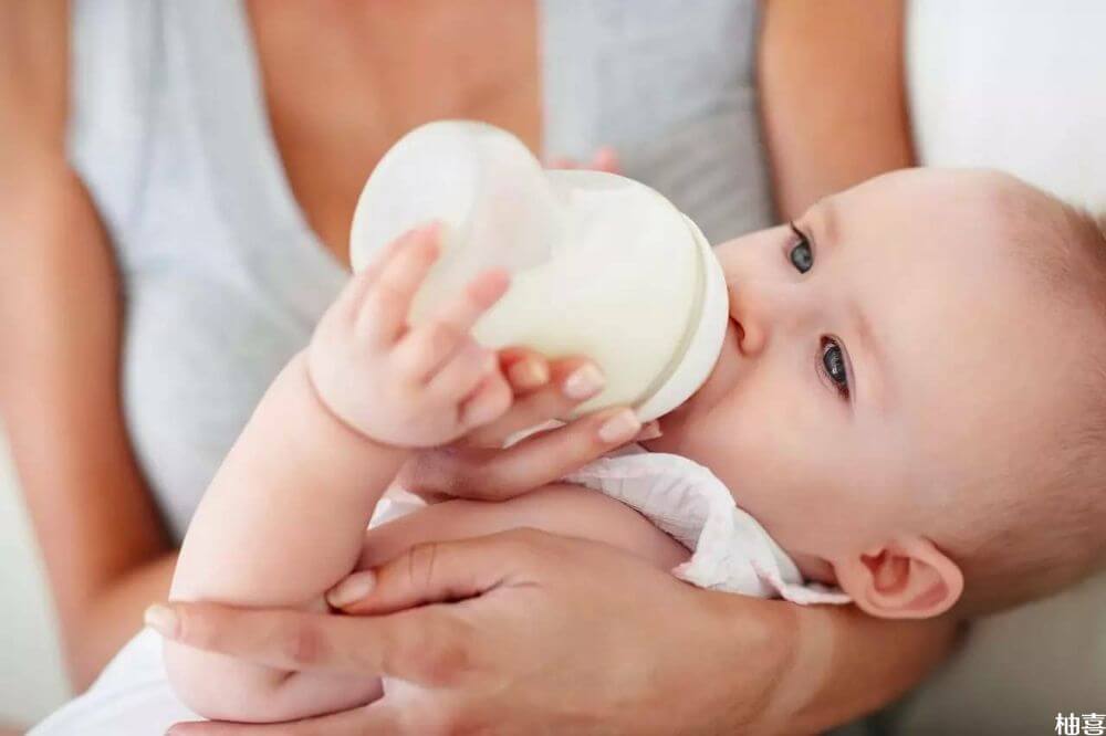 奶粉按照宝宝的月份大小与个人体质来选择