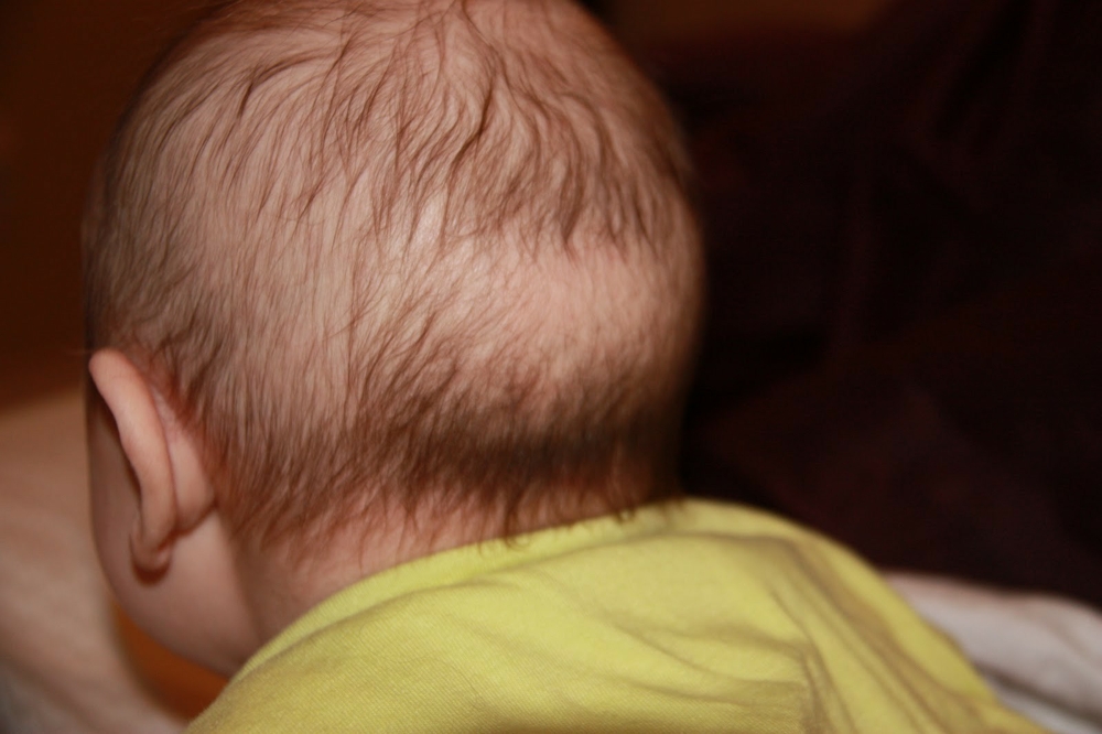 新生儿第一次理发最佳时间在出生1-3个月内