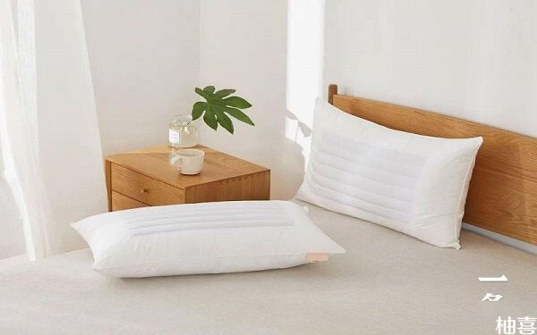 怎么用毛巾折叠成简易的宝宝枕头？