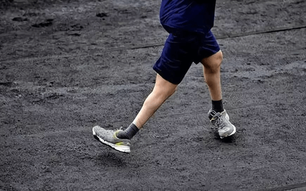 小儿麻痹腿瘸走路跛脚能治好吗？
