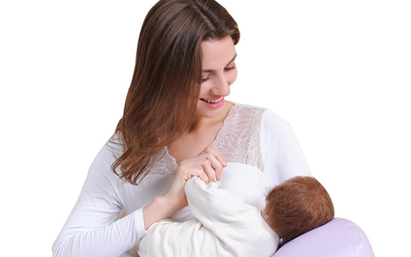 满月宝宝母乳喂养一次吃40分钟正常吗？