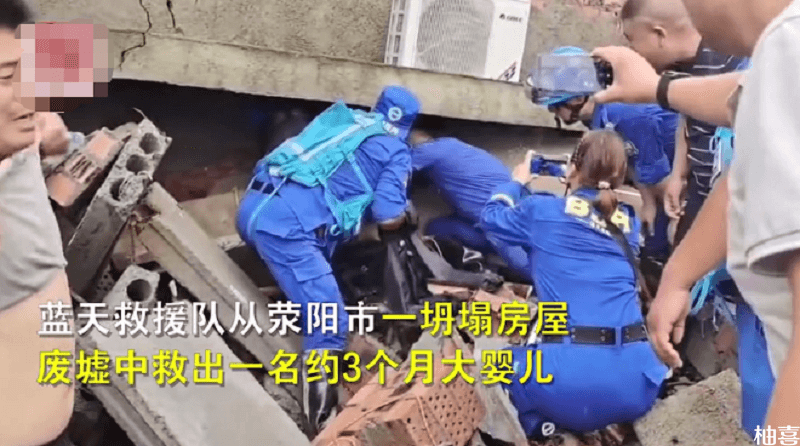 郑州洪灾救援人员救出3个月大婴儿