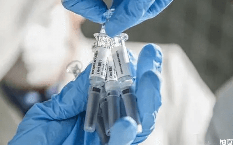 医生接种科兴新冠疫苗