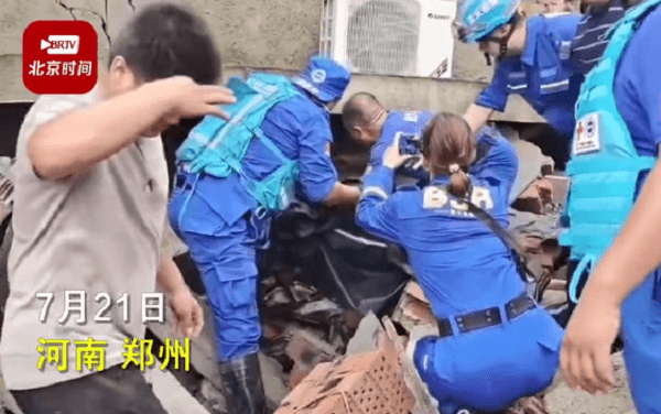 郑州洪灾致三个月大婴儿被埋废墟，历时一天一夜终获救！