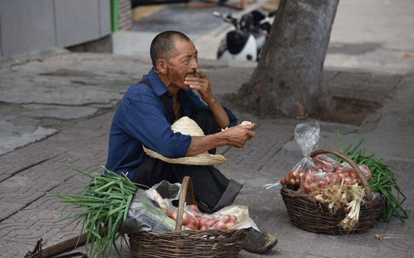 为什么有谣言说60岁以上的老年人不能打新冠疫苗?