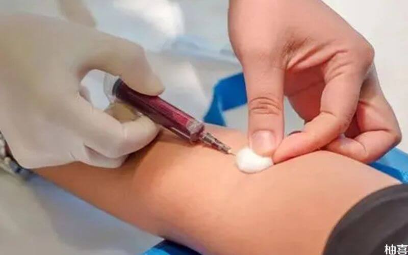 医生在给孕妇抽血用来检查铁蛋白含量