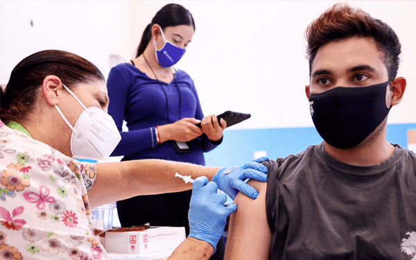 国外疯传的打新冠病毒疫苗阴谋论是什么?