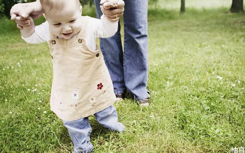 一到两岁的宝宝在家长的帮助下走路