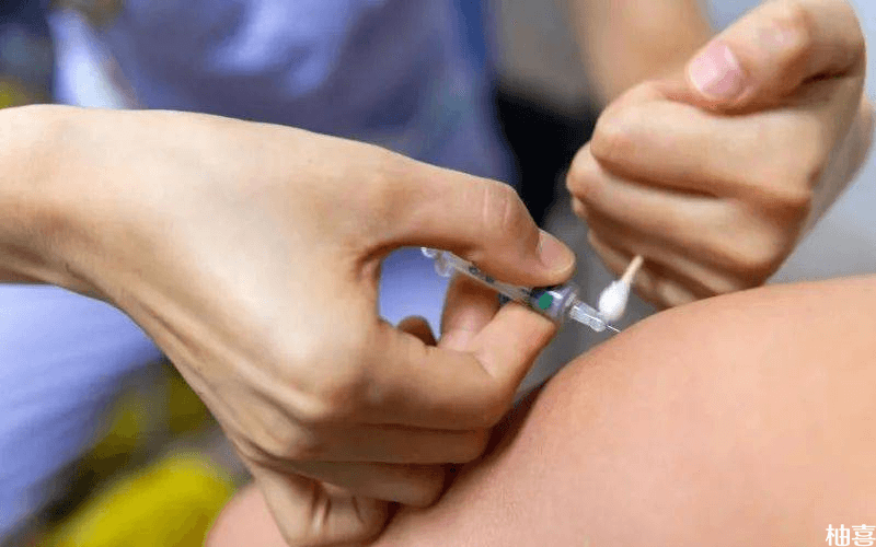 国家正在推行全民接种新冠疫苗