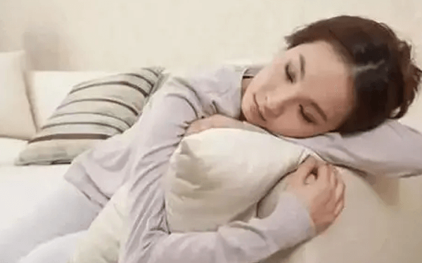 顺产侧切后怎么样的睡姿能让子宫恢复快？