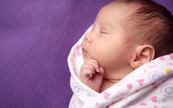 新生儿适合穿衣睡还是包着被子裸睡？