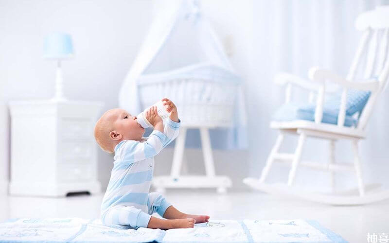 提问者想知道半周岁宝宝使用的奶瓶倒置滴奶的情况