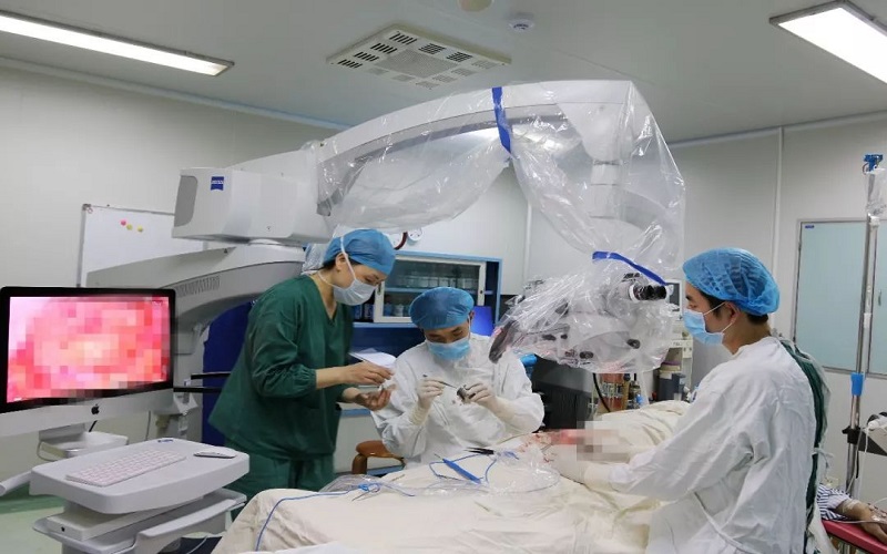 郑喜医生做胚胎移植手术