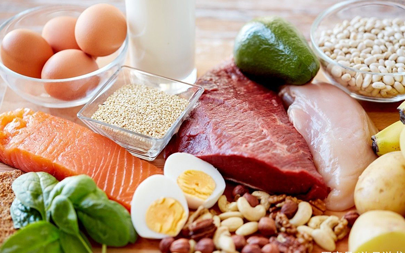 富含高蛋白的食物如鸡蛋、牛肉等