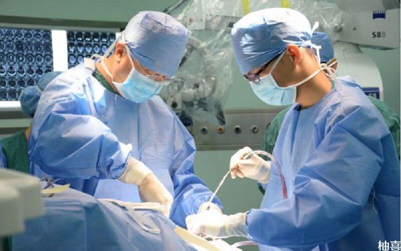 杨光医生做移植手术