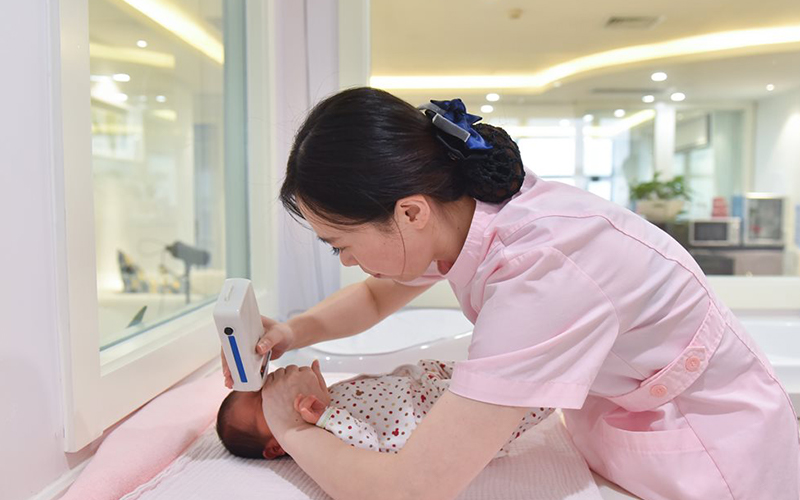 孕期35周出生的早产儿符合医院的出院标准即将出院