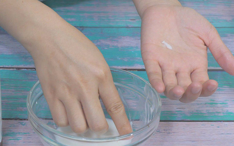 女性在用变质过期的婴儿奶粉做手膜