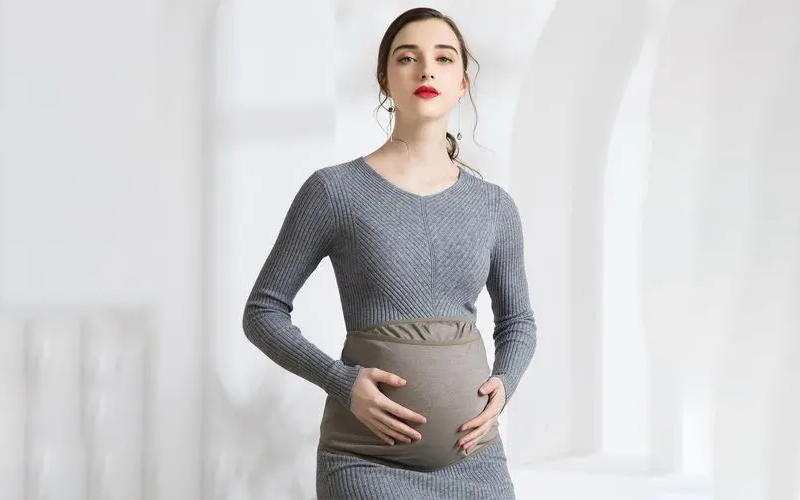 怀孕女性正在穿着正确护理过的防辐射服