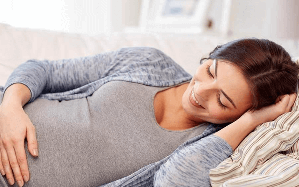 孕晚期什么卧床姿势能减轻阵痛？