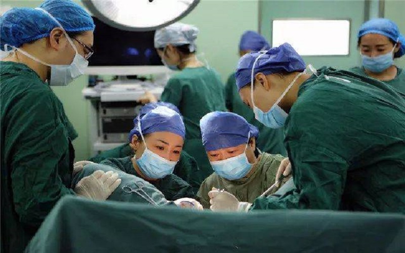 黄映琴医生做移植手术