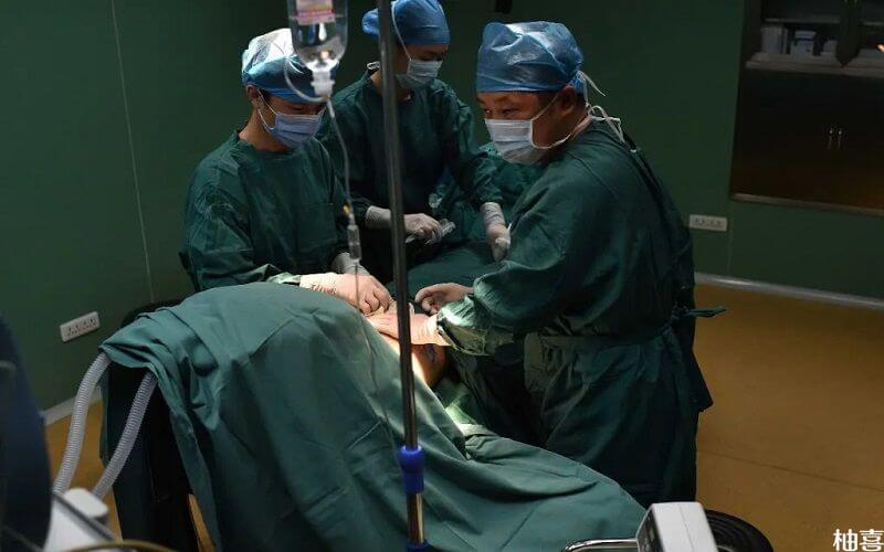 窦科医生做移植手术