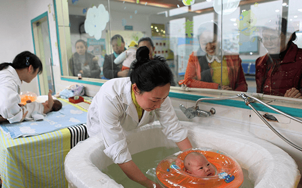 为何很多35岁后生三胎的家庭都表示太后悔了?