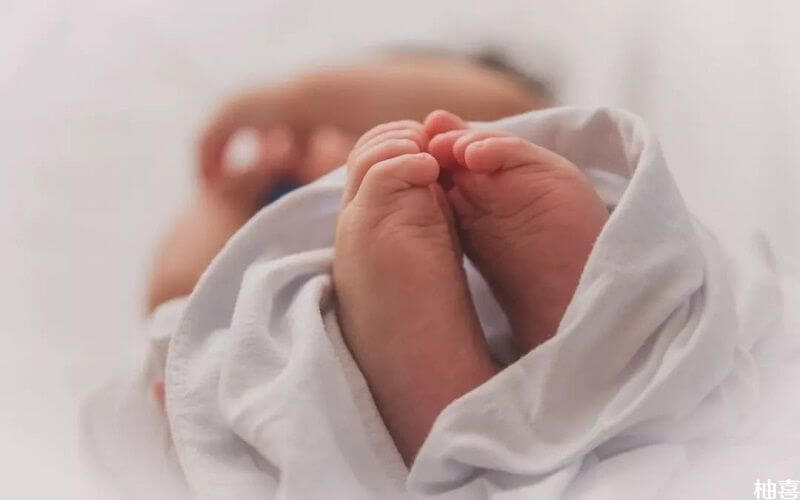 新生儿呼吸暂停通常由早产引起