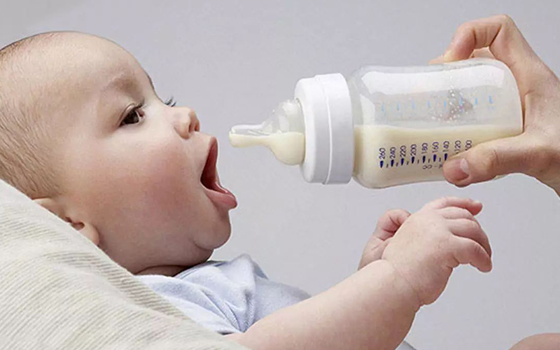 吸奶完毕后可将奶水倒入奶瓶中给宝宝喂奶