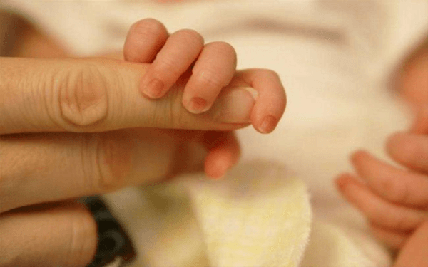 宝宝拇指内收和内扣在纠正方法上有什么区别？