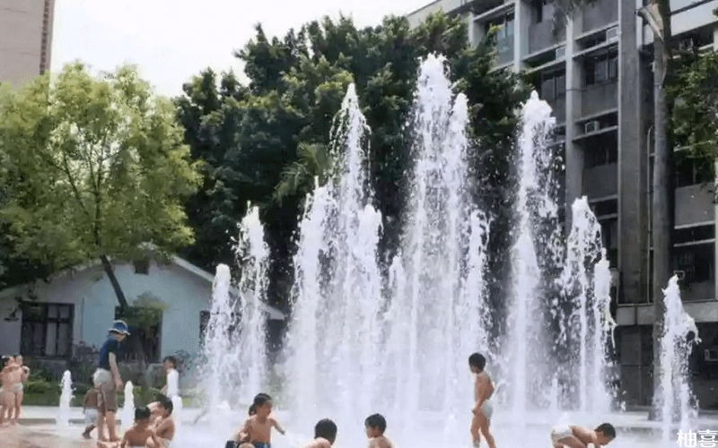 孩子们在喷泉边玩耍是很危险的