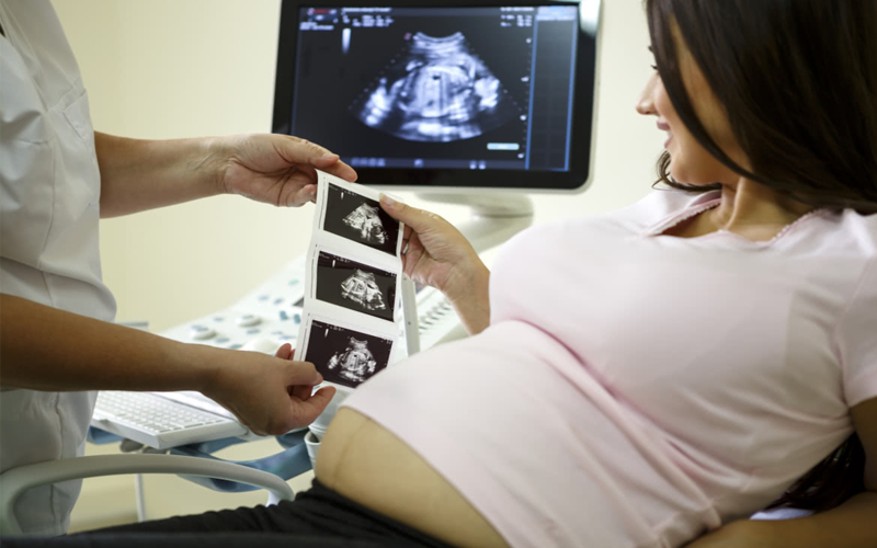 孕妇怀孕的12周左右到医院进行第一次常规产检