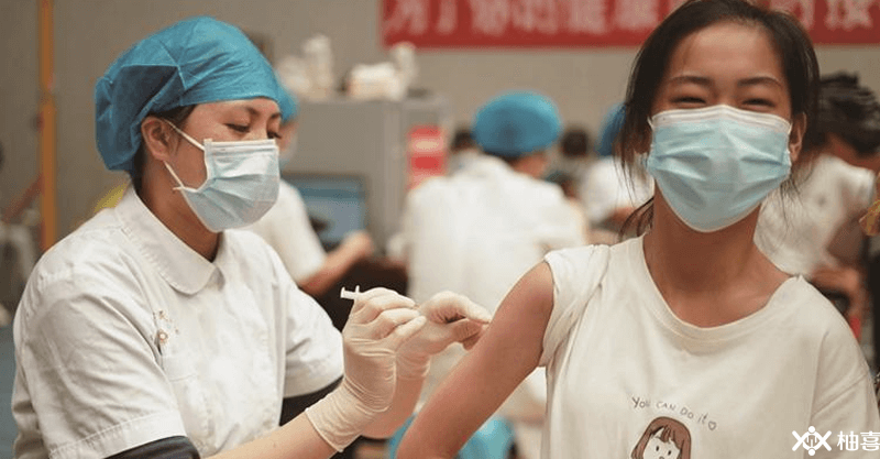 医护人员正在接种疫苗